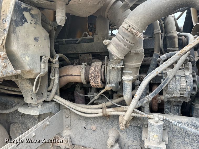 image for item DT6438 2000 International 5500i ready mix truck