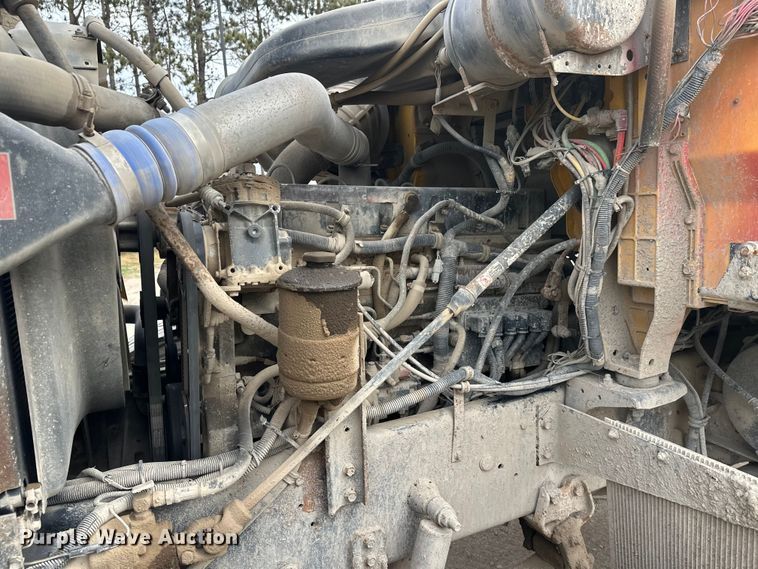 image for item DT6438 2000 International 5500i ready mix truck