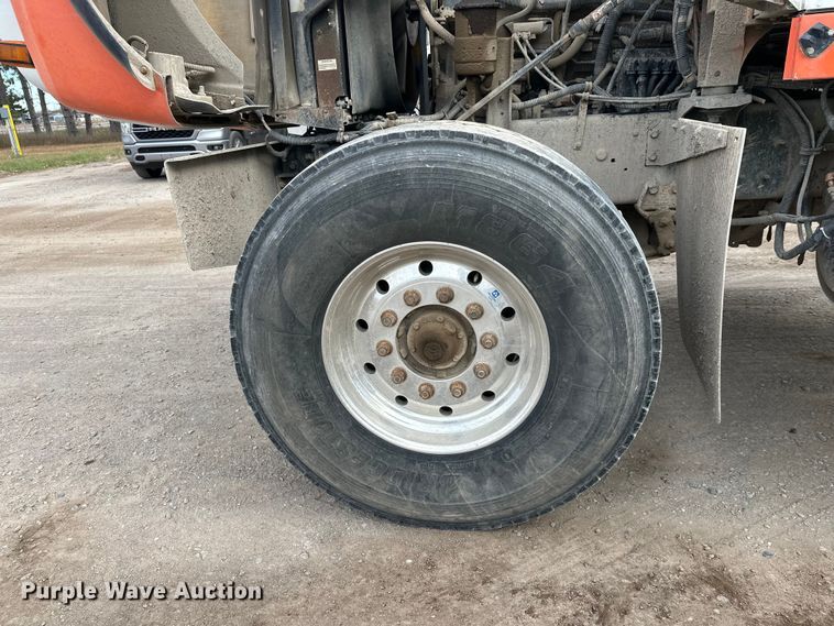 image for item DT6438 2000 International 5500i ready mix truck