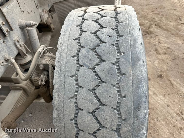 image for item DT6438 2000 International 5500i ready mix truck