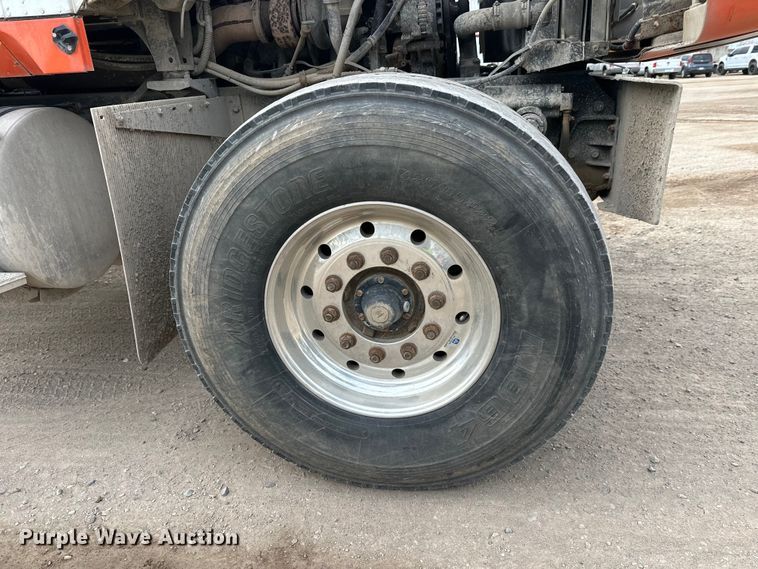 image for item DT6438 2000 International 5500i ready mix truck