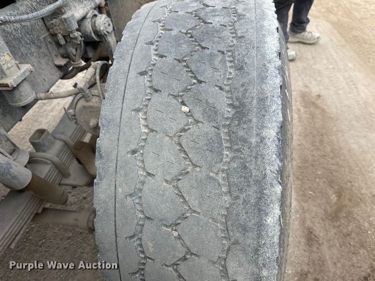 image for item DT6438 2000 International 5500i ready mix truck