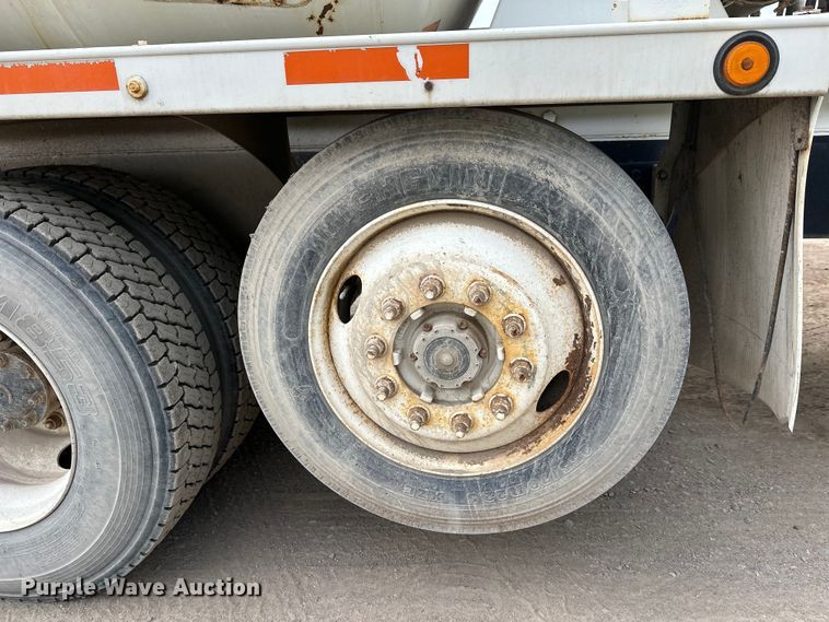 image for item DT6438 2000 International 5500i ready mix truck