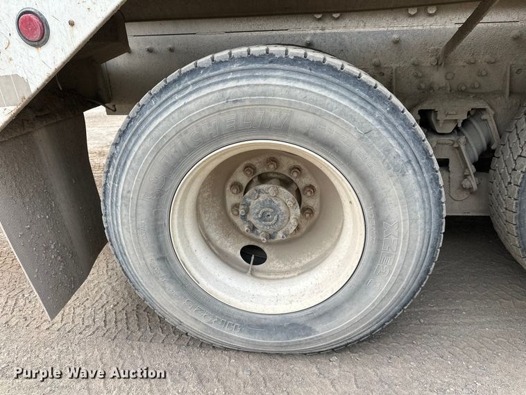 image for item DT6438 2000 International 5500i ready mix truck