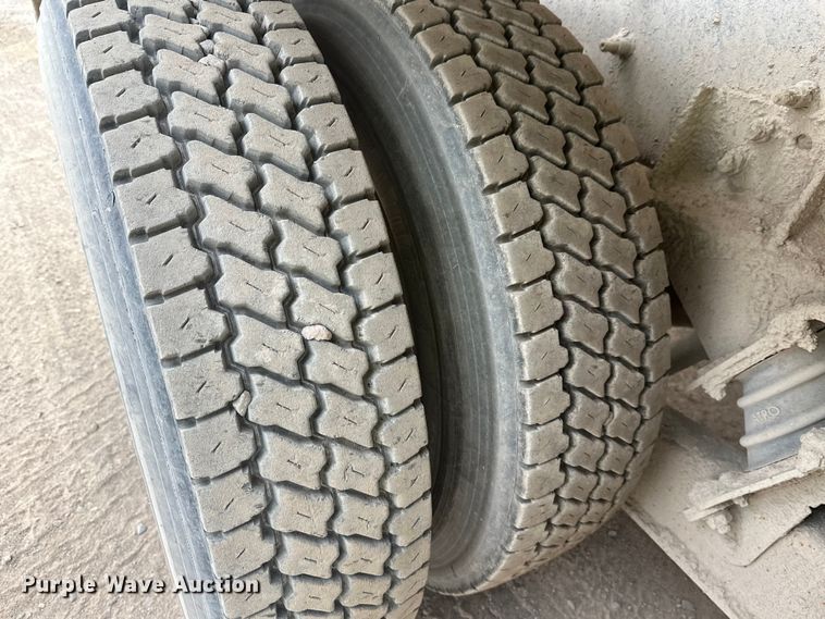 image for item DT6438 2000 International 5500i ready mix truck