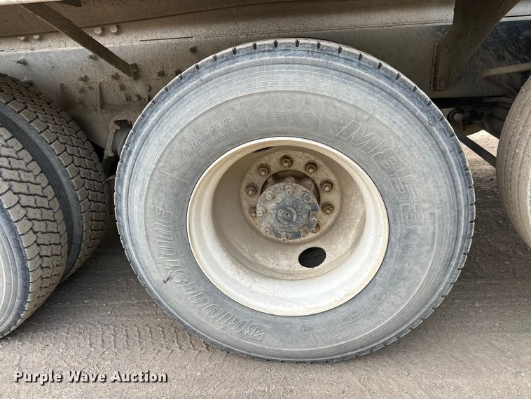 image for item DT6438 2000 International 5500i ready mix truck