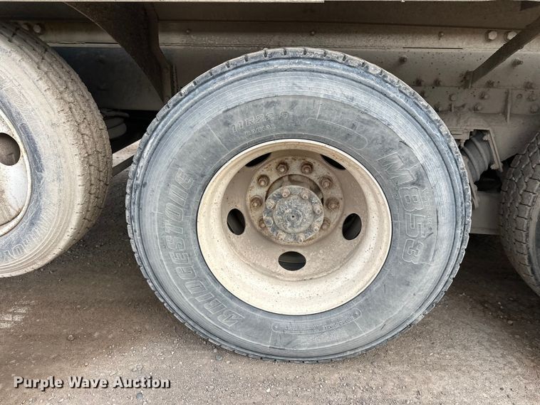 image for item DT6438 2000 International 5500i ready mix truck