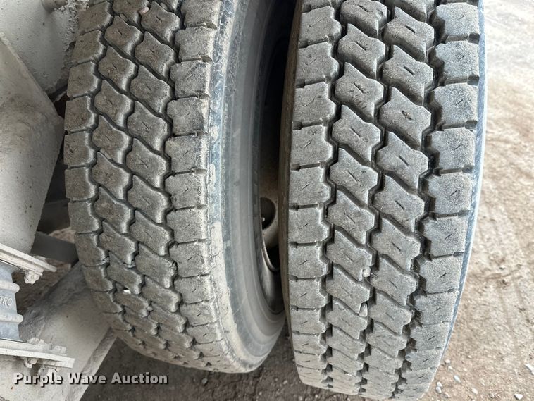 image for item DT6438 2000 International 5500i ready mix truck