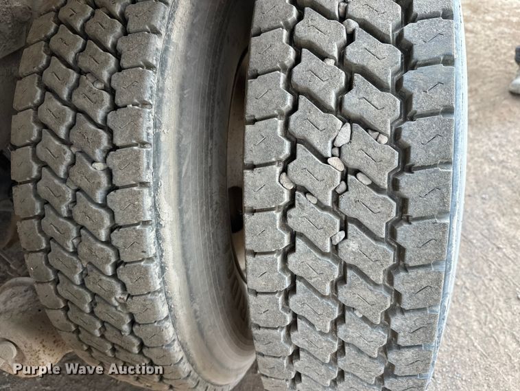 image for item DT6438 2000 International 5500i ready mix truck