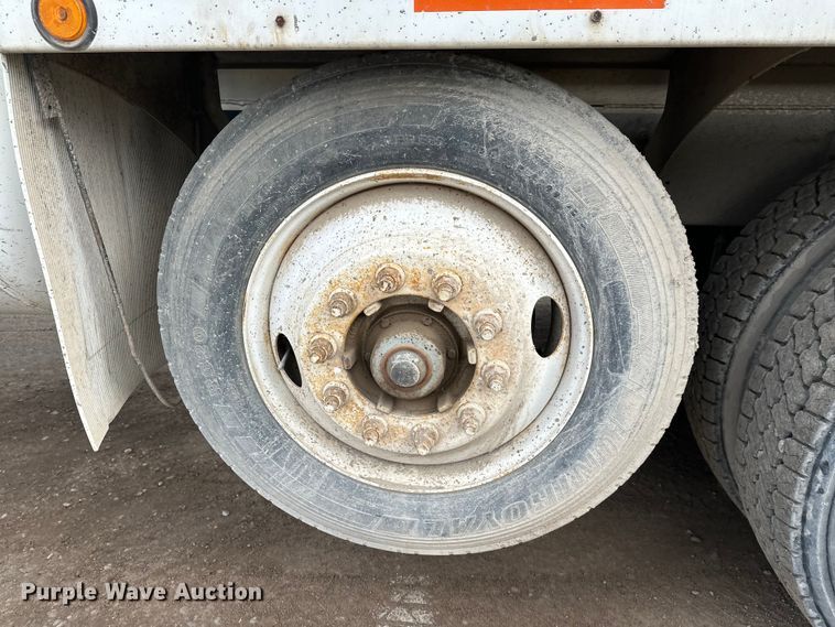 image for item DT6438 2000 International 5500i ready mix truck