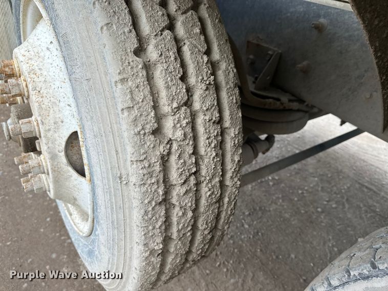 image for item DT6438 2000 International 5500i ready mix truck