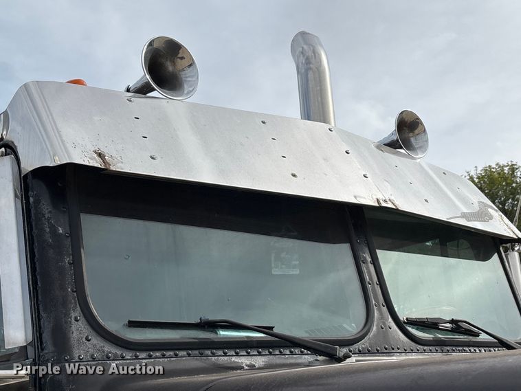 image for item DU1493 1988 Freightliner semi truck