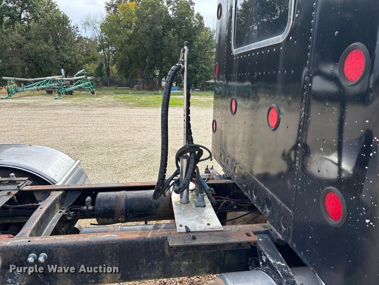 image for item DU1493 1988 Freightliner semi truck