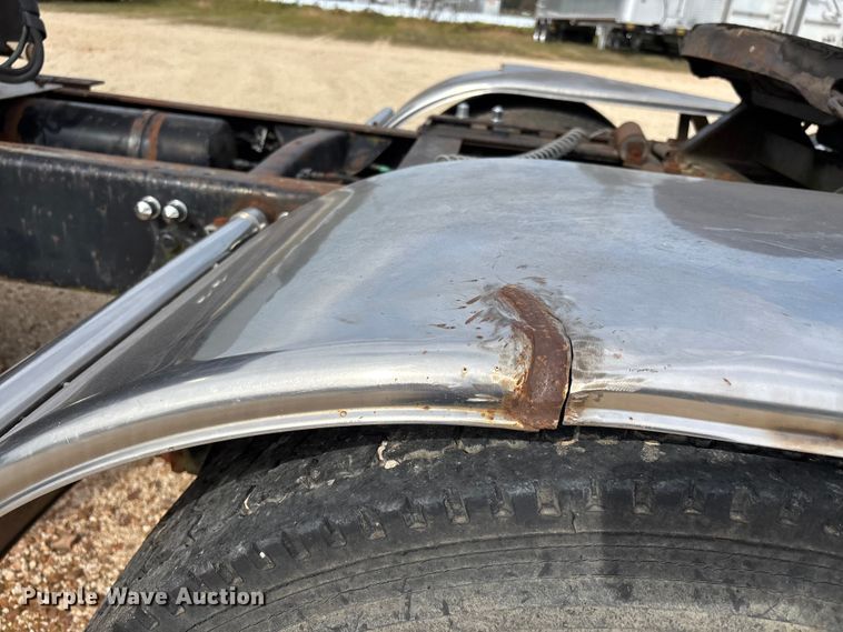 image for item DU1493 1988 Freightliner semi truck