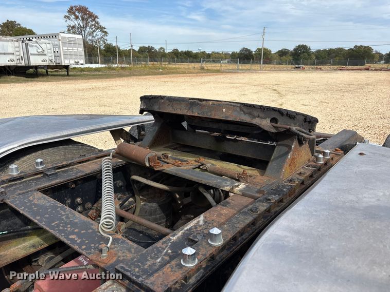 image for item DU1493 1988 Freightliner semi truck