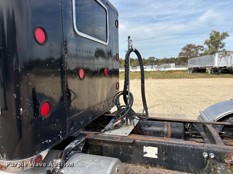 image for item DU1493 1988 Freightliner semi truck