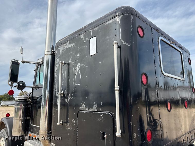 image for item DU1493 1988 Freightliner semi truck