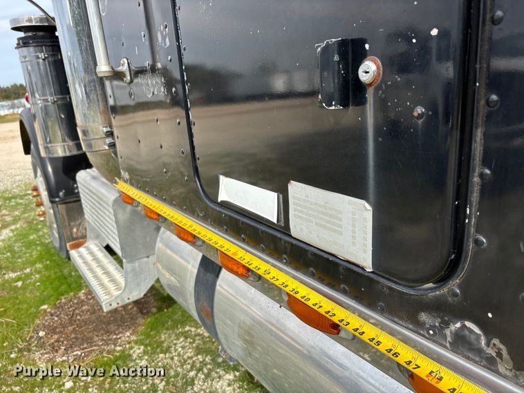 image for item DU1493 1988 Freightliner semi truck