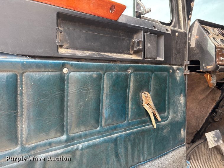 image for item DU1493 1988 Freightliner semi truck