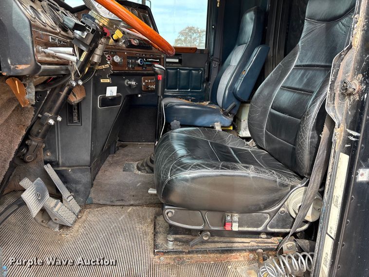 image for item DU1493 1988 Freightliner semi truck