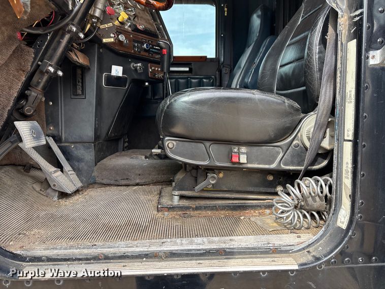 image for item DU1493 1988 Freightliner semi truck