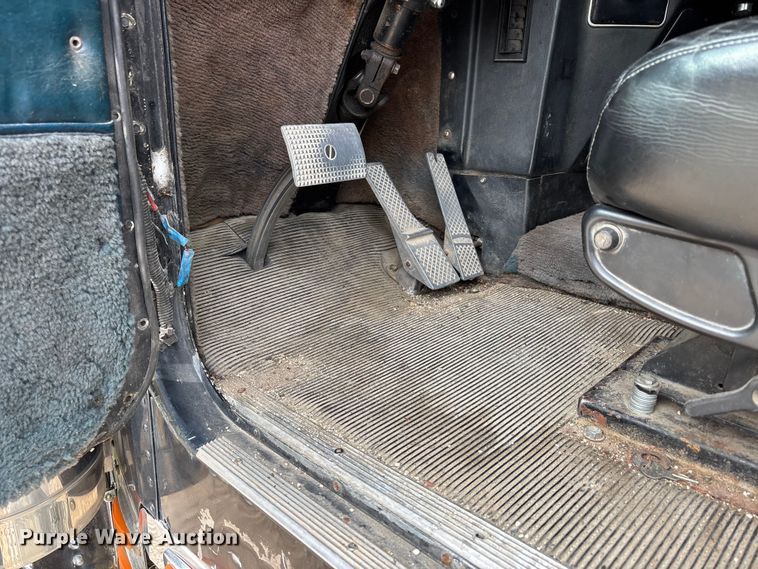 image for item DU1493 1988 Freightliner semi truck