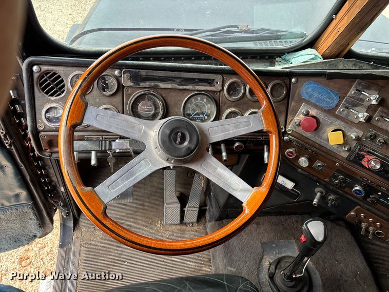 image for item DU1493 1988 Freightliner semi truck