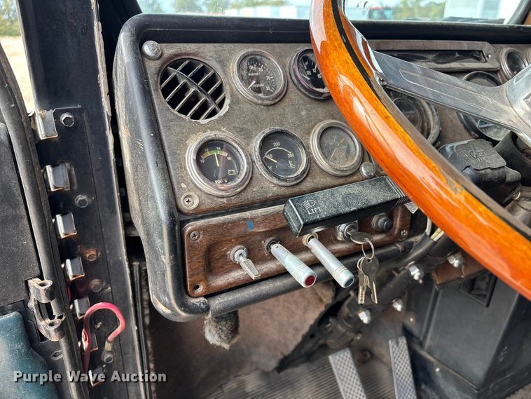 image for item DU1493 1988 Freightliner semi truck