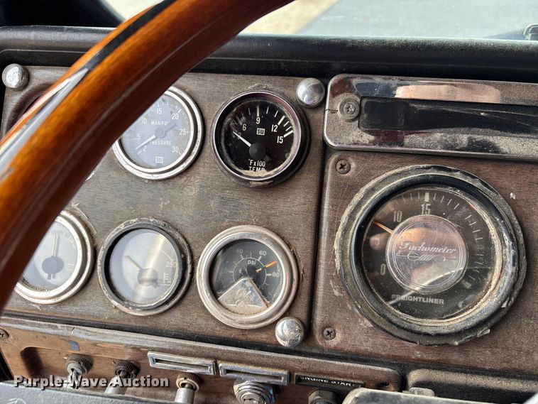 image for item DU1493 1988 Freightliner semi truck