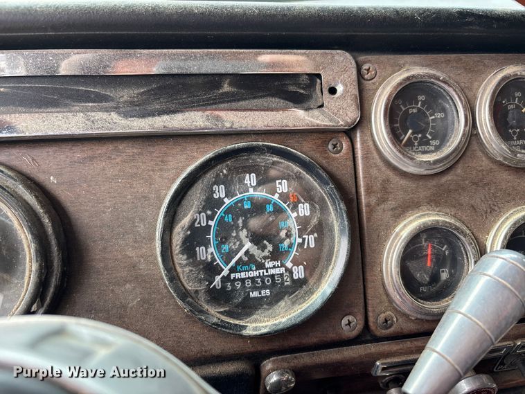 image for item DU1493 1988 Freightliner semi truck