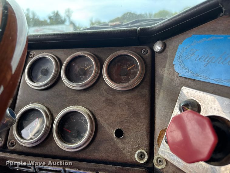 image for item DU1493 1988 Freightliner semi truck