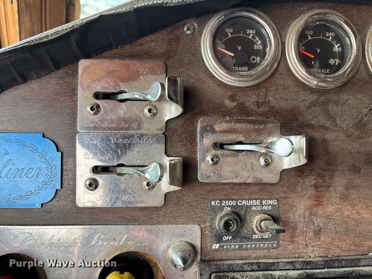 image for item DU1493 1988 Freightliner semi truck