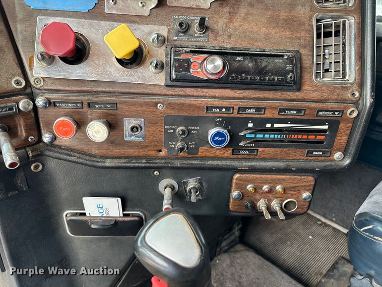 image for item DU1493 1988 Freightliner semi truck