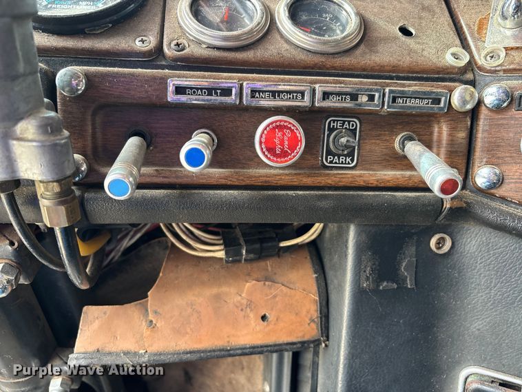 image for item DU1493 1988 Freightliner semi truck