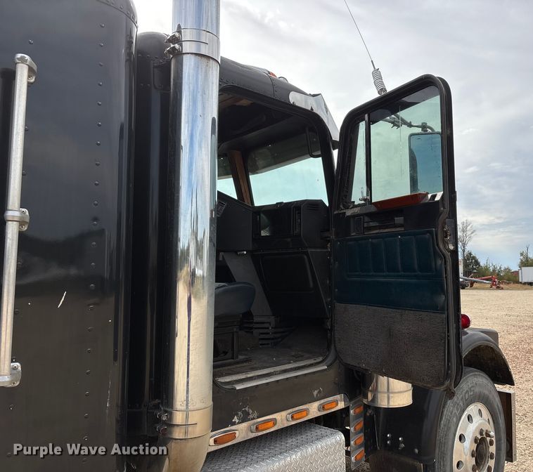 image for item DU1493 1988 Freightliner semi truck