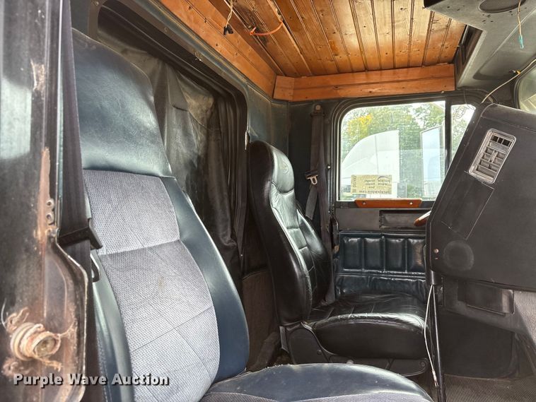 image for item DU1493 1988 Freightliner semi truck