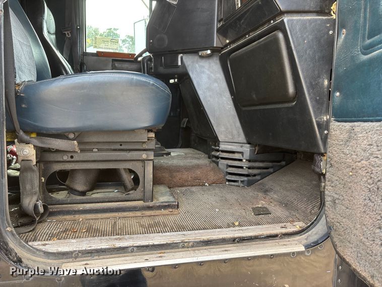 image for item DU1493 1988 Freightliner semi truck