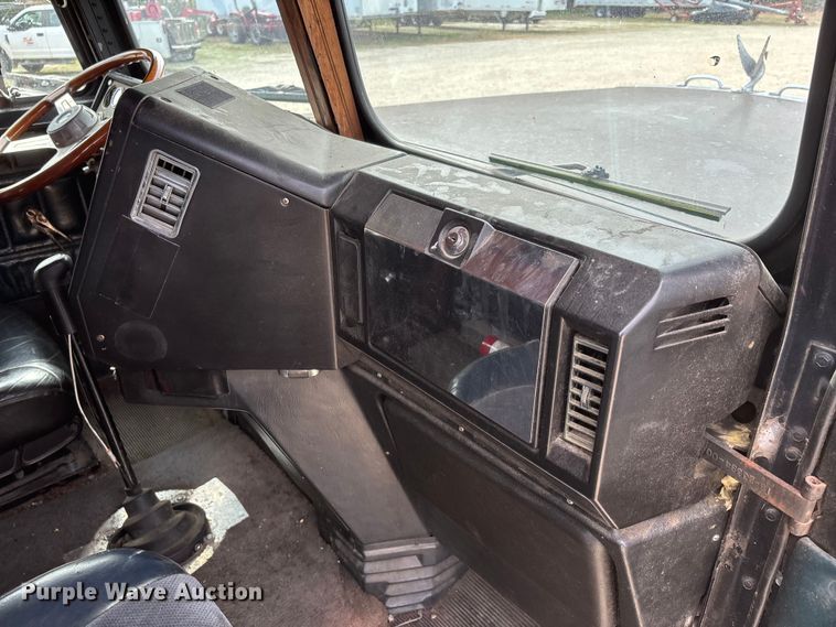 image for item DU1493 1988 Freightliner semi truck