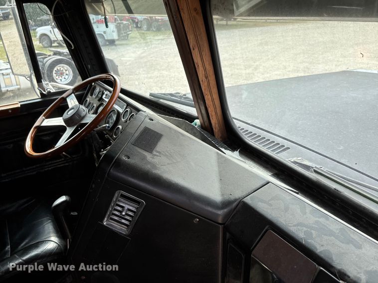 image for item DU1493 1988 Freightliner semi truck