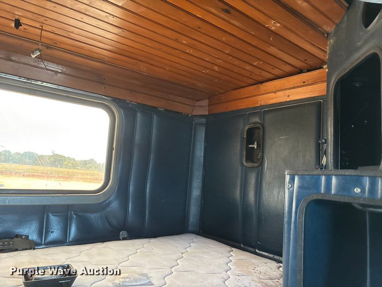 image for item DU1493 1988 Freightliner semi truck