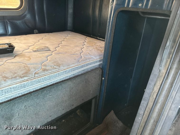 image for item DU1493 1988 Freightliner semi truck