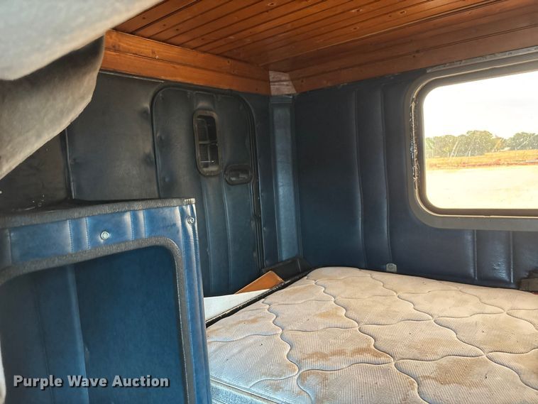 image for item DU1493 1988 Freightliner semi truck