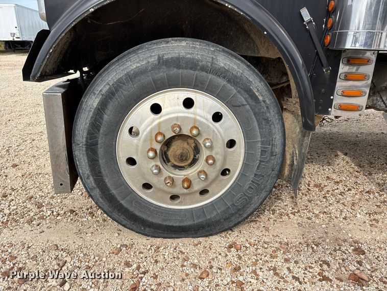 image for item DU1493 1988 Freightliner semi truck