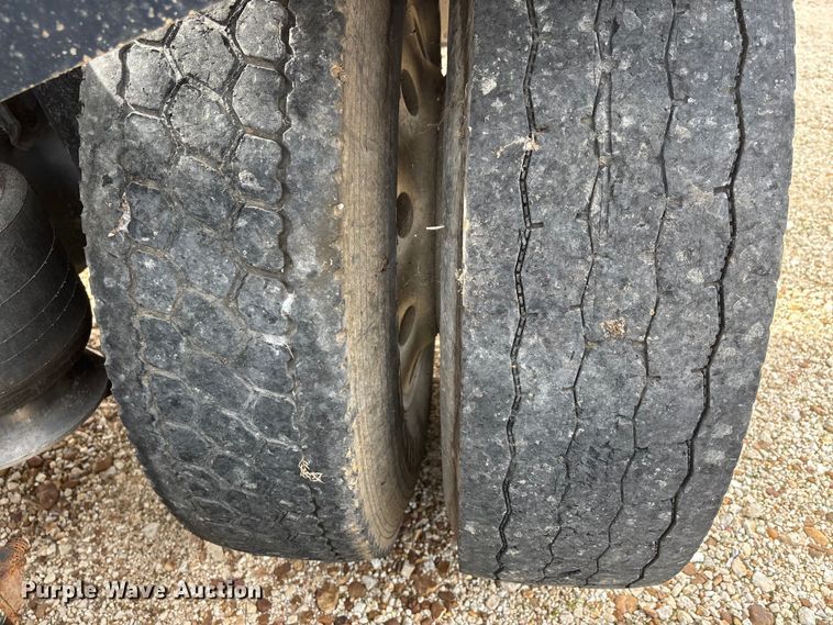 image for item DU1493 1988 Freightliner semi truck