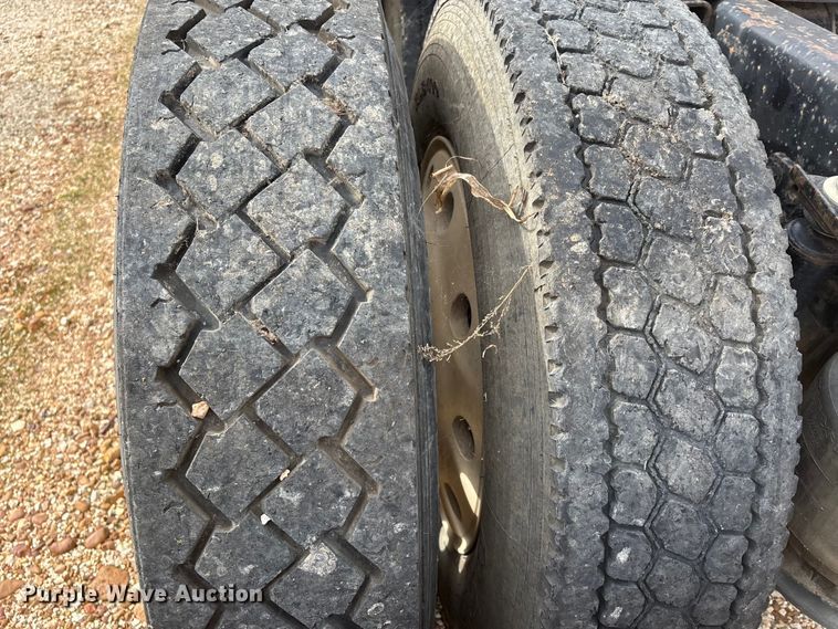 image for item DU1493 1988 Freightliner semi truck