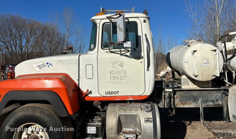 image for item DW4346 1996 Mack RD ready mix truck