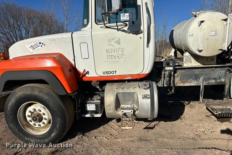 image for item DW4346 1996 Mack RD ready mix truck