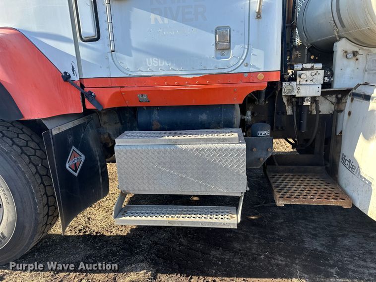 image for item DW4354 2008 International 5500i ready mix truck