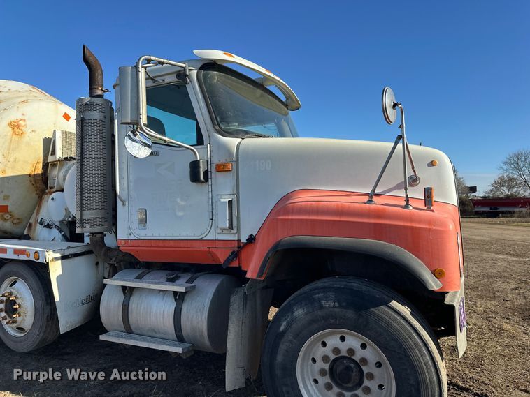 image for item DW4354 2008 International 5500i ready mix truck