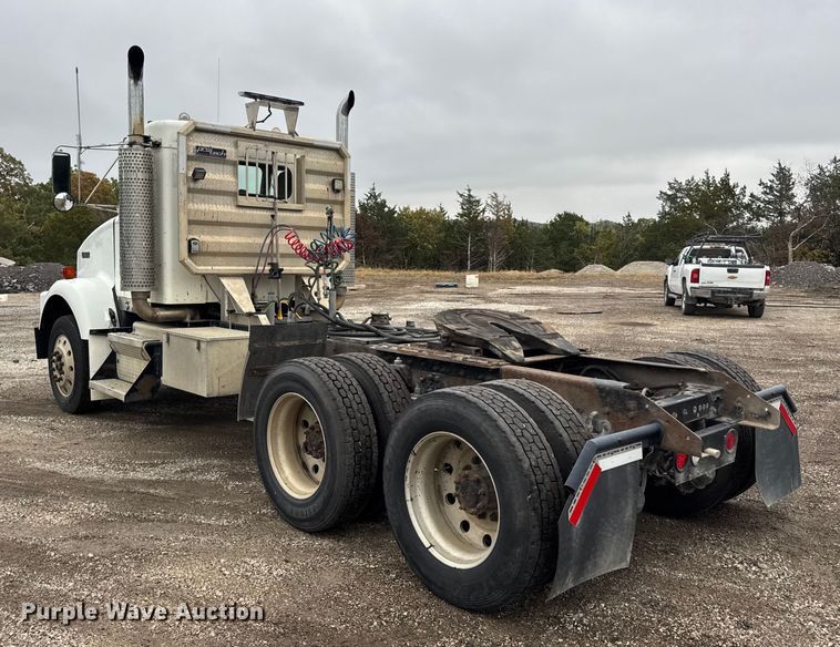 image for item DW6657 2004 Kenworth T800 semi truck